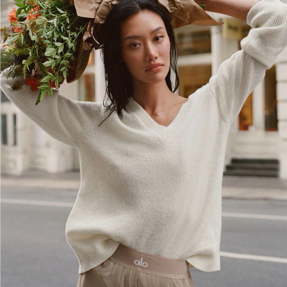ALO Yoga Cream V-Neck Knit Sweater